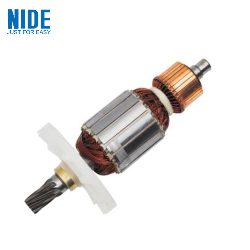 በ Armature እና Commutator መካከል ያለው ልዩነት